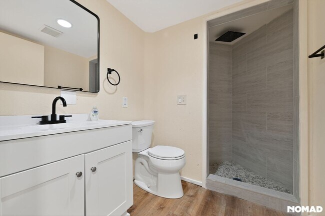 Building Photo - Bright & Modern 2-Bed Home with Ocean Glimpses in Prime Vista Location