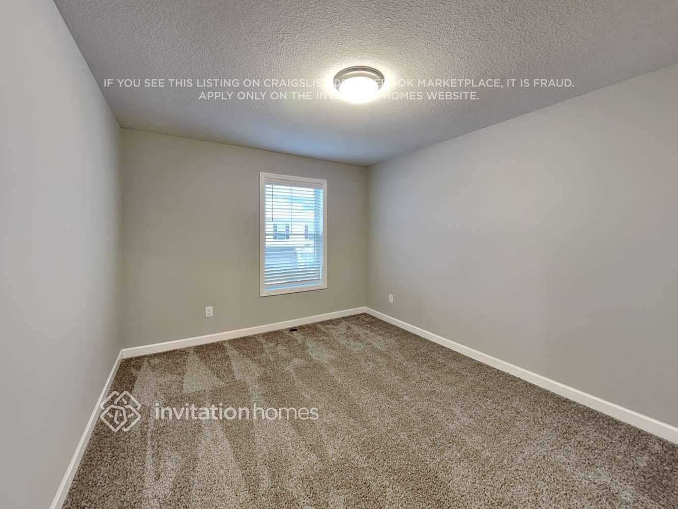 Building Photo - 10900 Everest Pl N