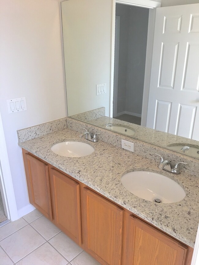 Building Photo - Town Home for Rent in Gated community in O...