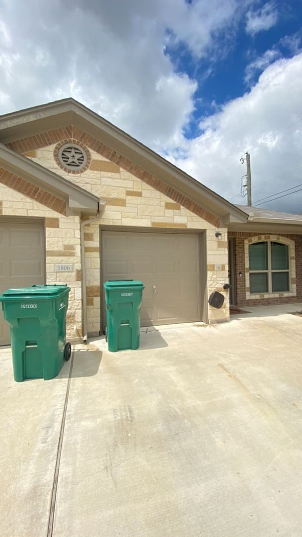 Building Photo - 1806 Seminole Trce