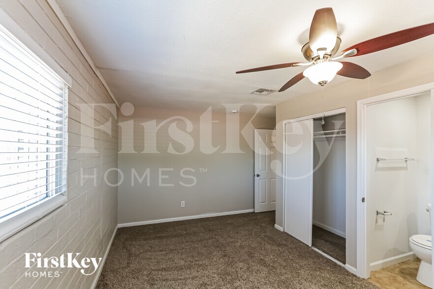 Building Photo - 2711 W Elm St