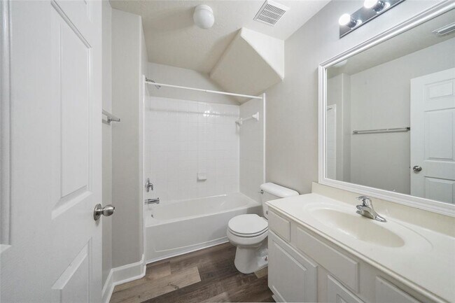 Building Photo - 6 Valewood Pl