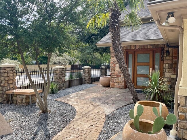 Building Photo - 3103 Hedgerow Dr