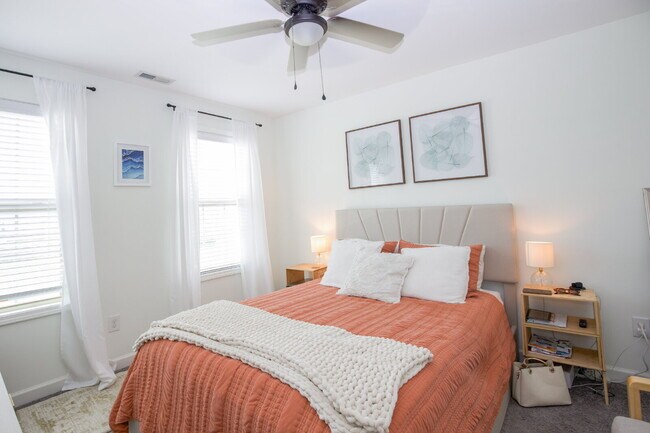 Building Photo - "Charming 3-Bed Home with Granite Elegance on Nessee Street, Fayetteville!"