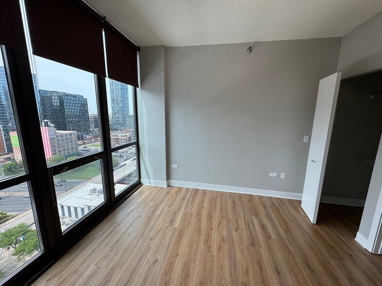 Building Photo - 320 N Desplaines St