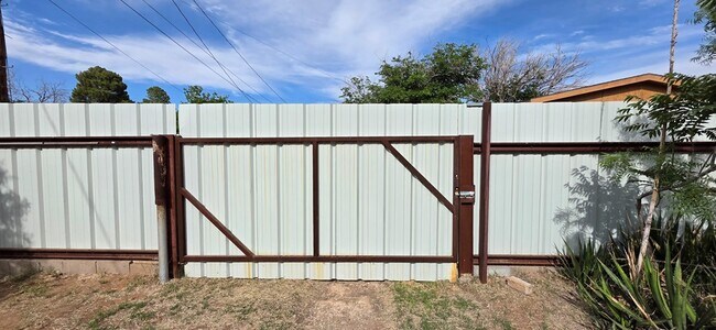 Building Photo - 600 Zeneta Ave