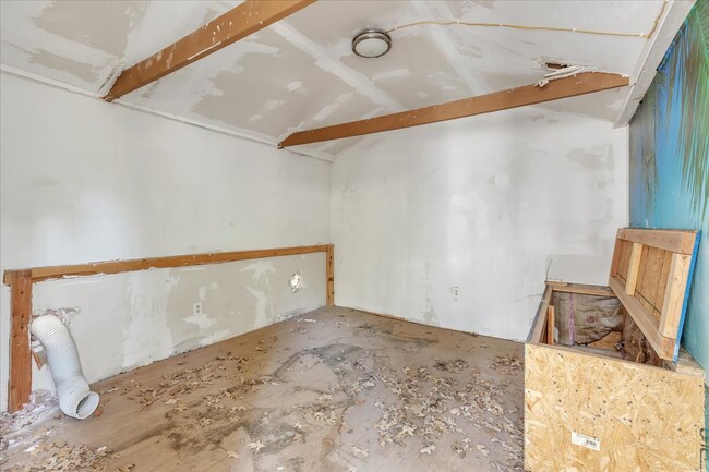 Building Photo - 9710 N Oak Cliff Dr