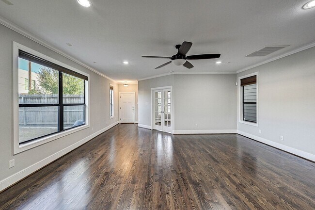 Building Photo - Charming 3-Bedroom Home with Modern Amenit...