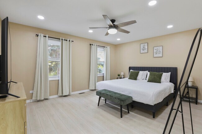 Building Photo - 1356 Larchmont Dr