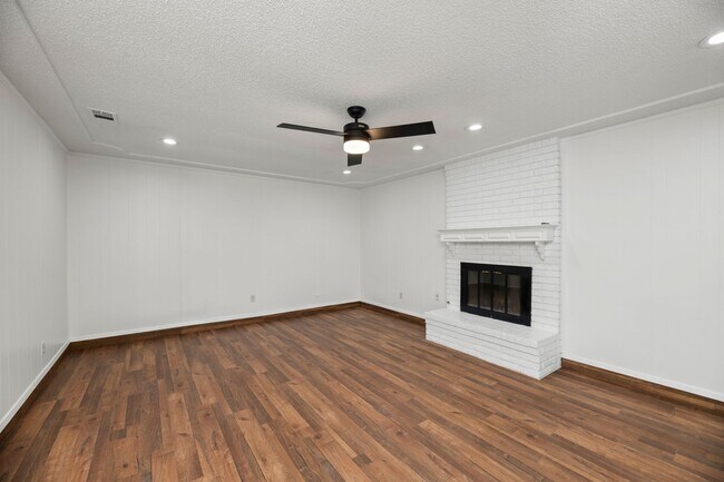 Building Photo - AVAILABLE NOW! BEAUTIFUL 3 BEDROOM HOME LO...