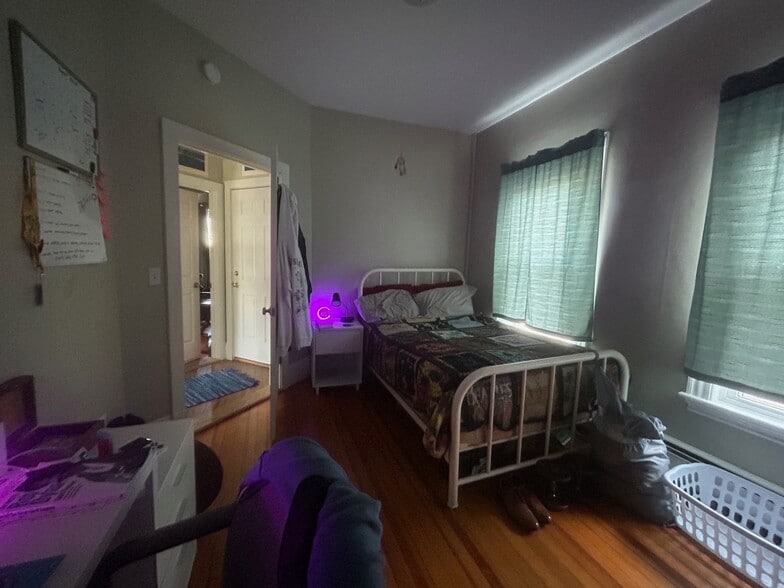 Side bedroom - 59 Winter St