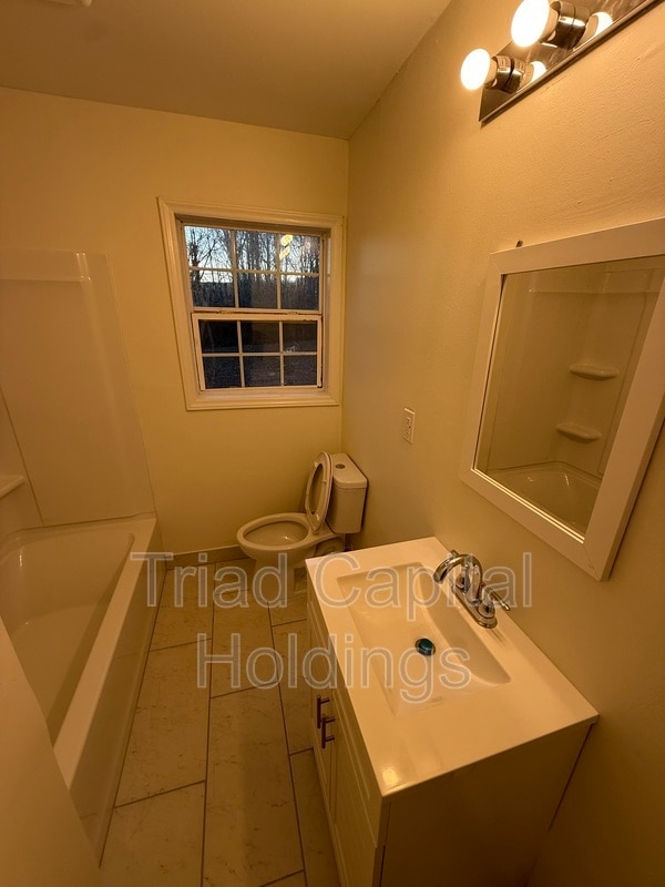 Building Photo - 704 Pine St