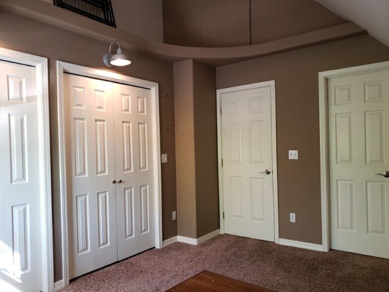 Building Photo - 106 N Hot Springs Dr
