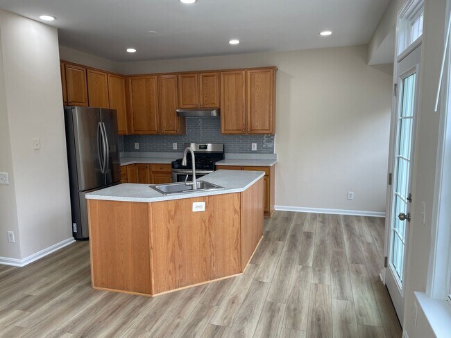 Building Photo - Elegant And Spacious 3 Bed 3.5 Bath Townhome In Vibrant Loudon Parkway Center