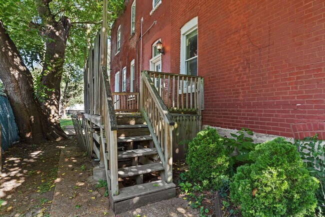 Building Photo - For Rent: Spacious 4 Bedroom Home in South...