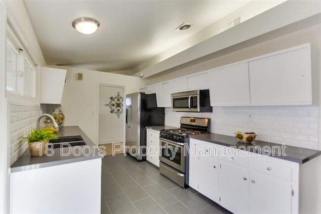 Building Photo - 5318 Saxon St