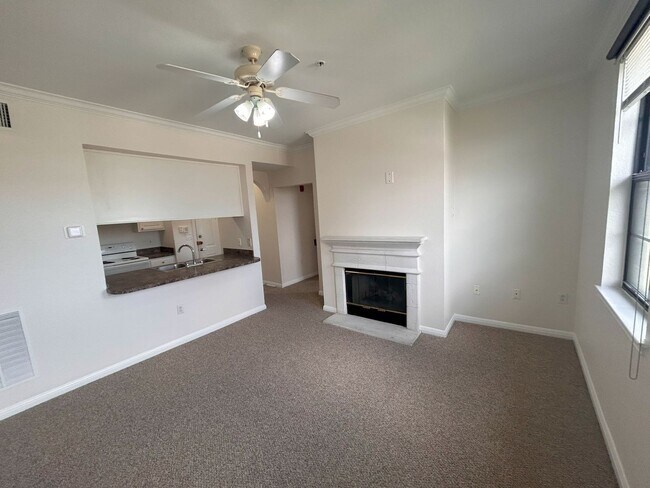 Building Photo - Beautiful 1/1 in Uptown Place!!