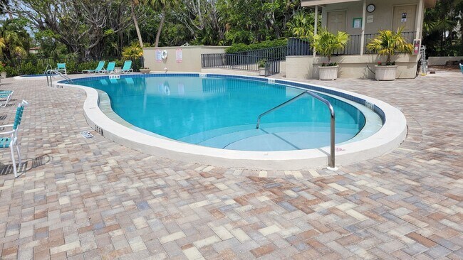 Building Photo - Seasonal/short term renovated 3/3 villa with golf course views on Longboat Key!