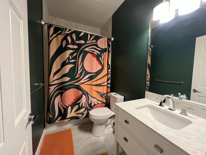 Building Photo - Room in House on Holland Ct