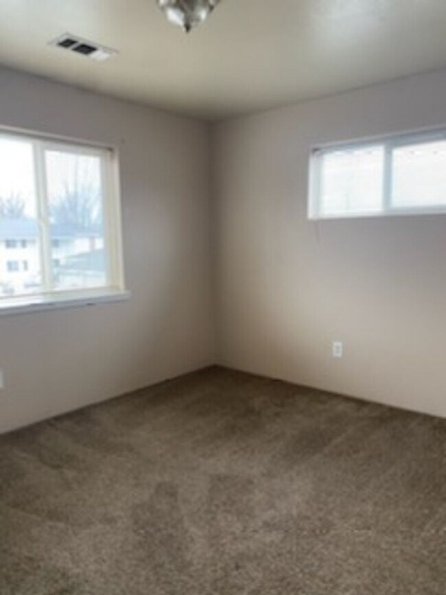 Building Photo - 2133 Poplar Dr