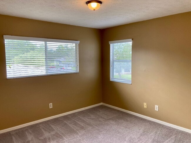 Building Photo - Two story condo with community pool!