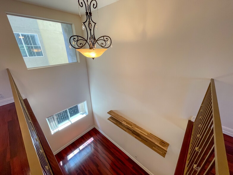 Building Photo - 2027 Beloit Ave