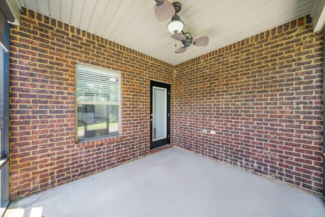 Building Photo - 282 Whispering Lake Dr