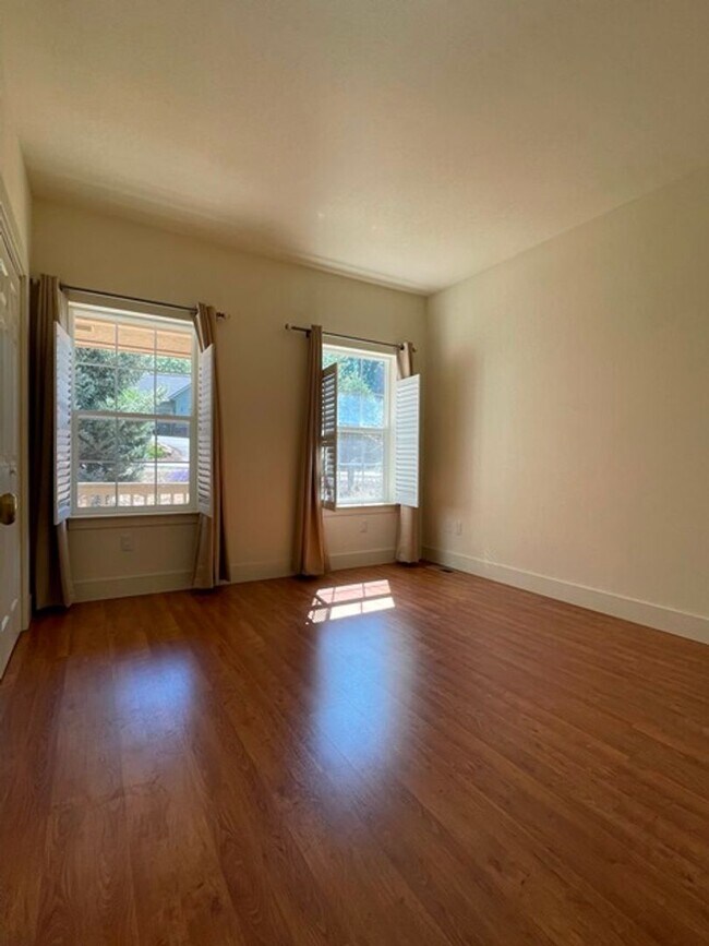 Building Photo - Large home in the Running Y