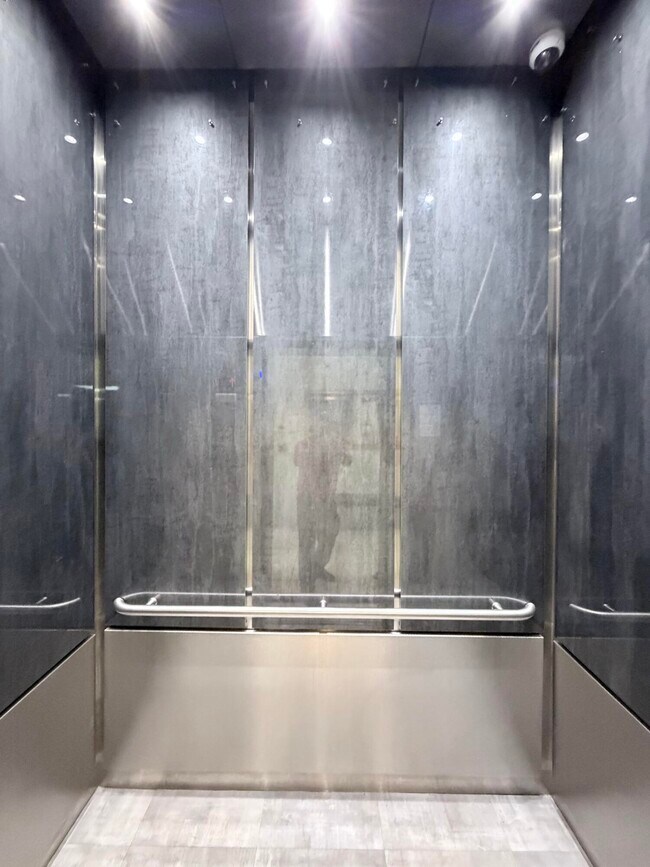 Building Photo - 1000 NE 14th Ave