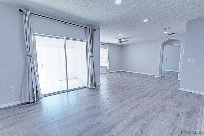 Building Photo - 320 W Runyon Loop