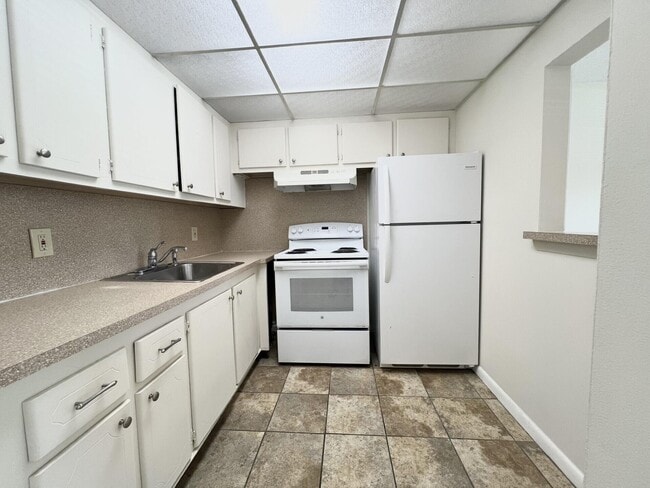 Building Photo - 170 Newport Dr