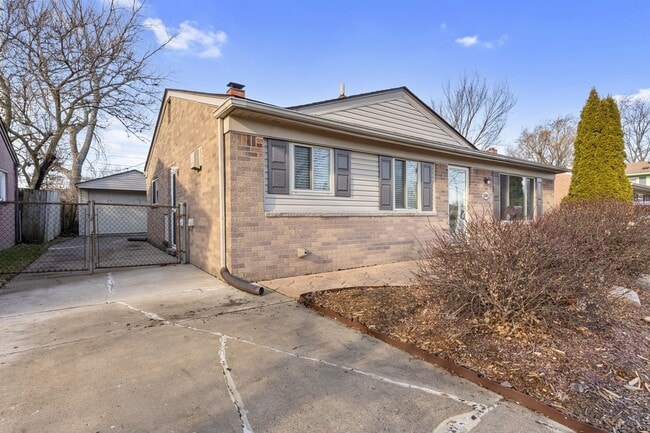 Building Photo - 8315 Flamingo St