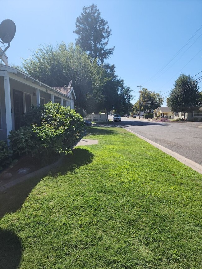 Building Photo - Escalon cute 2 bedroom duplex w/garage