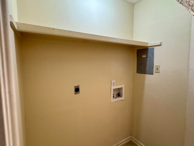 Building Photo - 1421 Reagan Dr