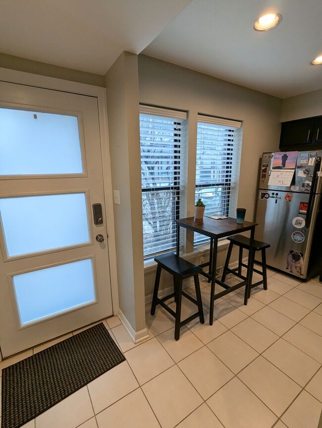 Building Photo - 2 Bedroom 1.5 Bathroom Townhouse with Off ...