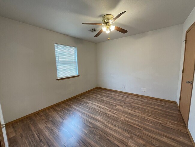 Building Photo - Nice 2BR/1BA in Joplin near MSSU campus! (upstairs unit with Balcony! ) HUD APPROVED!!
