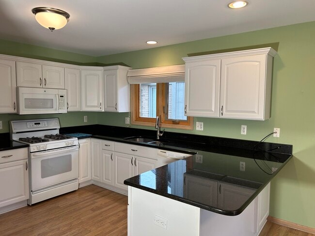 Building Photo - 21878 E Sunset Dr