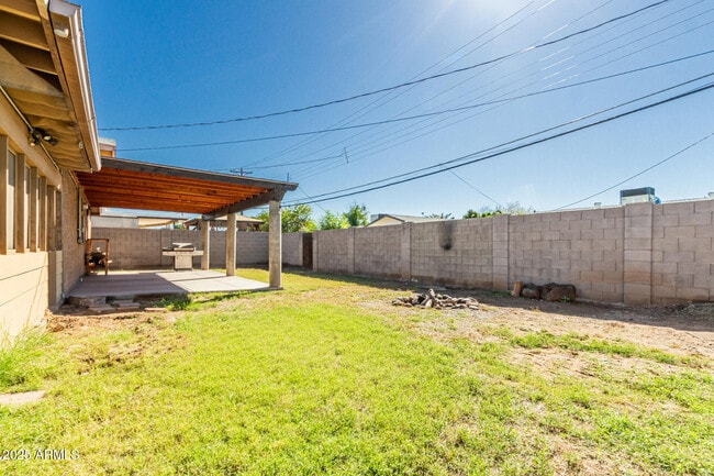 Building Photo - 3823 W Lawrence Rd