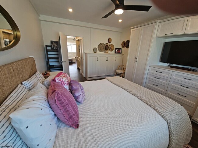 Building Photo - 6100 Boardwalk