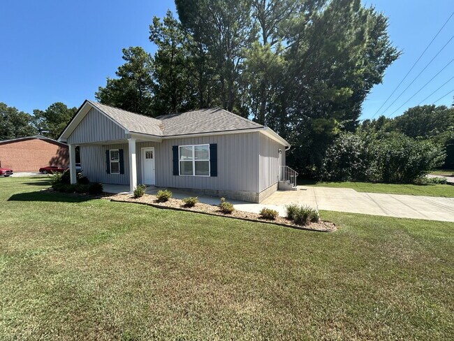 Building Photo - This charming 2-bedroom, 2-bath home is conveniently located directly across from East Elementary...