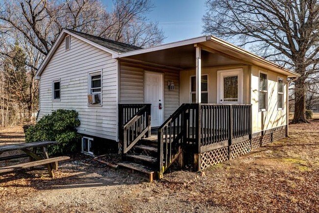 Building Photo - Colfax - Charming house with new flooring,...