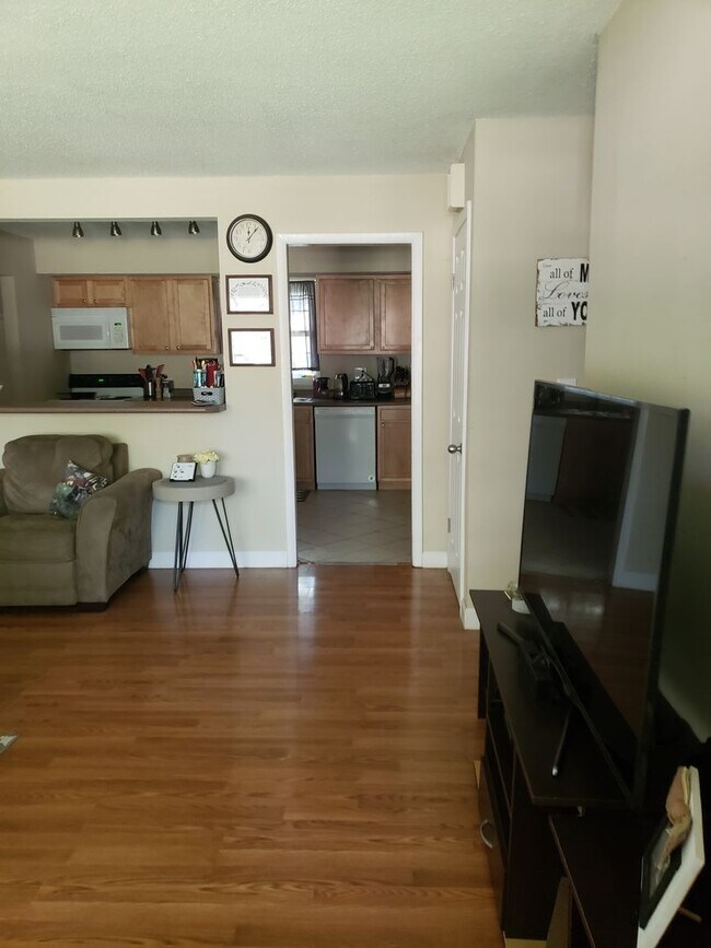 Building Photo - Spacious 3Bed/2Bath