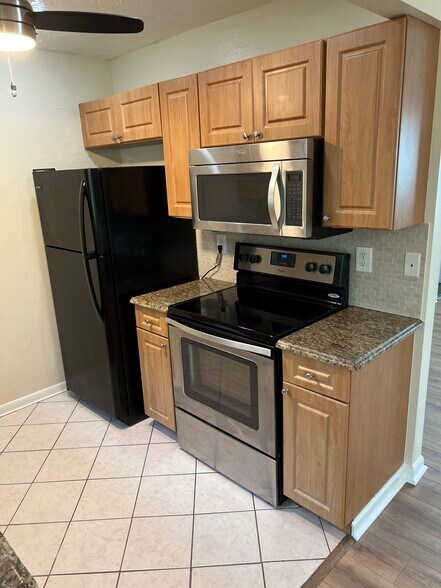 Building Photo - 7007 Cedarhurst Dr