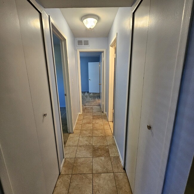 Building Photo - Nice 2 Bedroom, 1.5 Bath Condo Near Hall R...