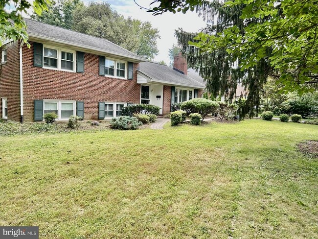 Building Photo - 1415 Mayflower Dr
