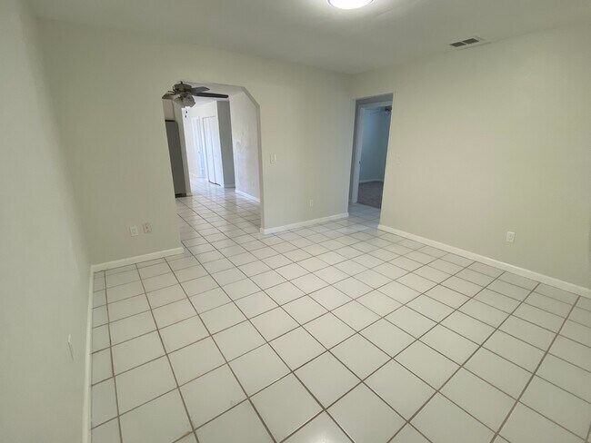 Building Photo - 1010 Alladin Dr