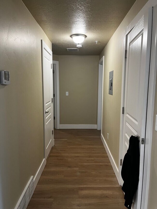 Building Photo - GORGEOUS Downtown Unit!!!