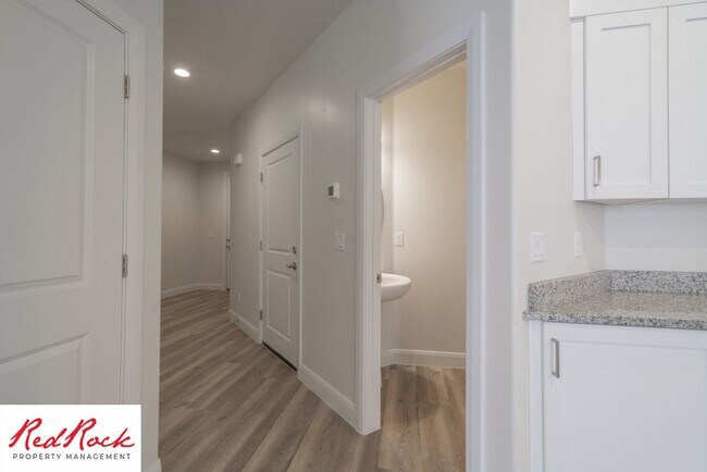 Building Photo - Modern Townhome in Desirable Hurricane Hei...