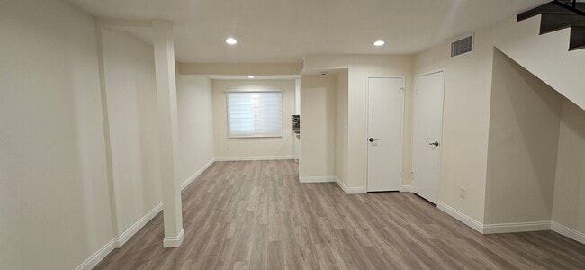 Building Photo - Beautifully Renovated Townhouse with Moder...