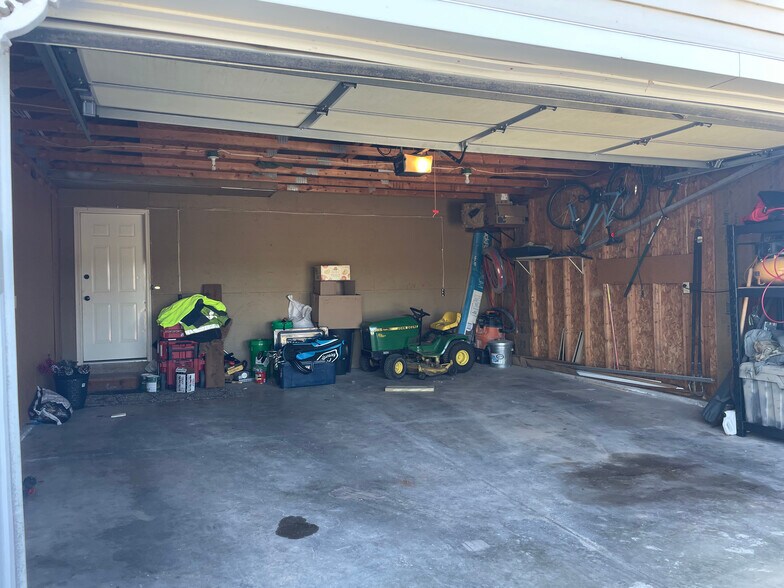 2 car garage - 3018 Manitowoc Rd